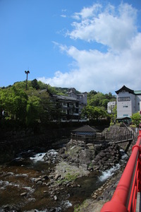 修善寺温泉の中心を流れる桂川に5つの赤い橋が架かる
