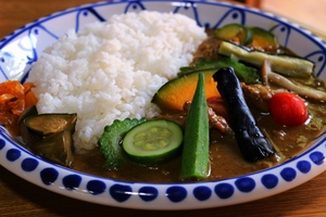 自宅田畑で採れたお米と新鮮野菜が満載『野菜チキンカレー』