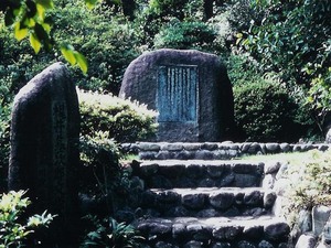 旧湯川屋の近くにある『梶井基次郎文学記念碑』