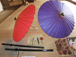 和傘、模造刀、キセルなどが借りられます