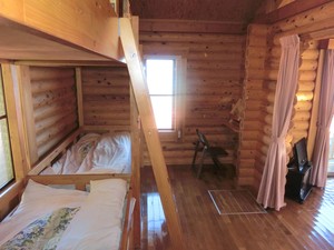 寝室スペースには2段ベッドと鏡台があります