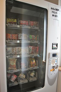 お菓子・おつまみ等の自販機（2階エレベーターホール）