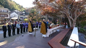 修禅寺僧侶、関係者による杉の湯開湯式の様子