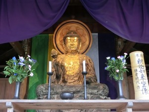 右手に蓮の花を持つ『釈迦如来坐像』