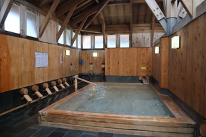 檜造りの湯舟