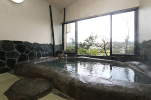 中伊豆の名湯・梅木温泉をたたえる源泉巨石風呂