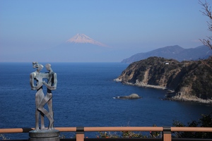 恋人岬展望デッキの『アモーレ』の像と富士山