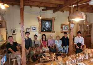 オーナー岡田さん(右端)と7人の作家さん