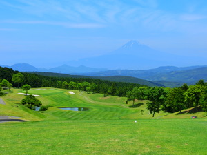 フェアウェイが広い丘陵コースの向こうには富士山