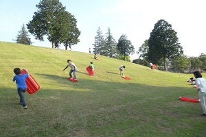 夏休みは、ゴルフ場で芝滑りができる！