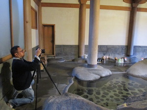 台湾のヒノキの柱を使った天平大浴場を撮影取材