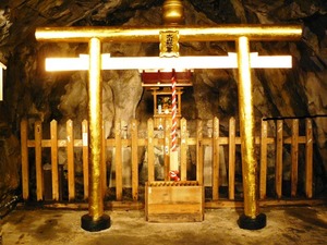 坑道内にある山神社の鳥居は純金箔張り