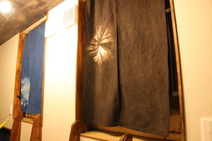 プライバシーを守る暖簾は、地元の草木染工房Solunaの作品