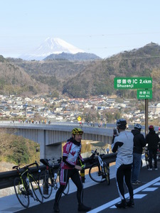 富士山が見える場所で記念撮影